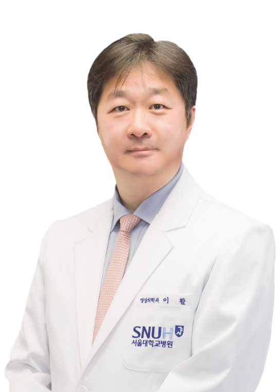 Photo of the Director of the Institute of Convergence Medicine with Innovative Technology